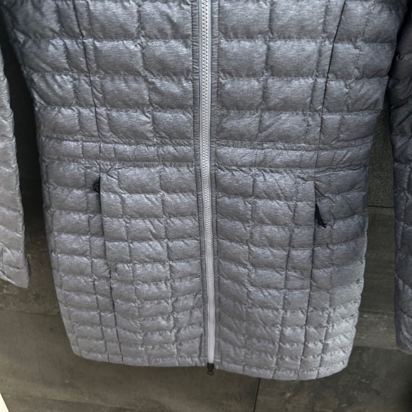 The North Face Eco Thermoball Parka 2 in Grey Color size XS - Picture 13 of 15